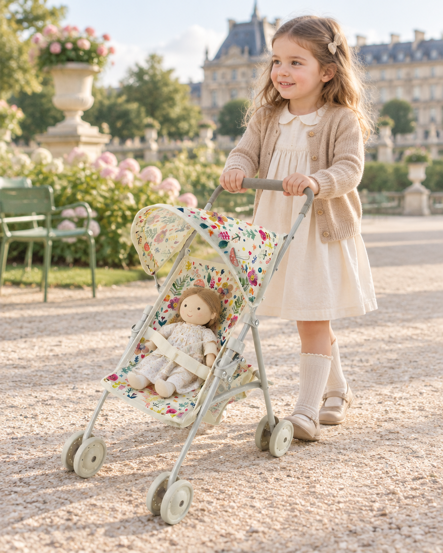 Poussette Pliable Fleurie — poussée par une petite fille dans un jardin parisien