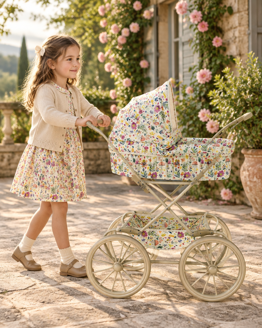Grand Landau Fleuri 95cm poussé par une petite fille dans un jardin
