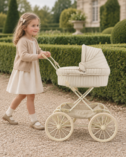 Landau Poupée Vintage Crème 95cm — poussée par une petite fille dans un jardin français
