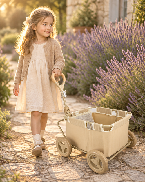 Wagon Beige tiré par une petite fille dans un jardin de lavande