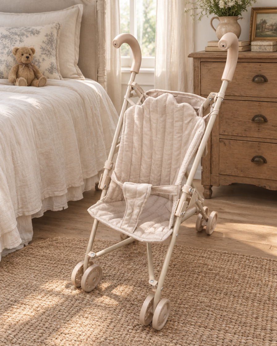 Poussette Coquille Crème dans une chambre d'enfant